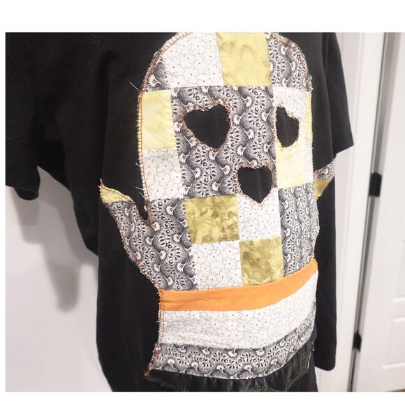 Heart Eyed Quilted Appliqued Ghost on a soft V neck T shirt XXL - Picture 4 of 6